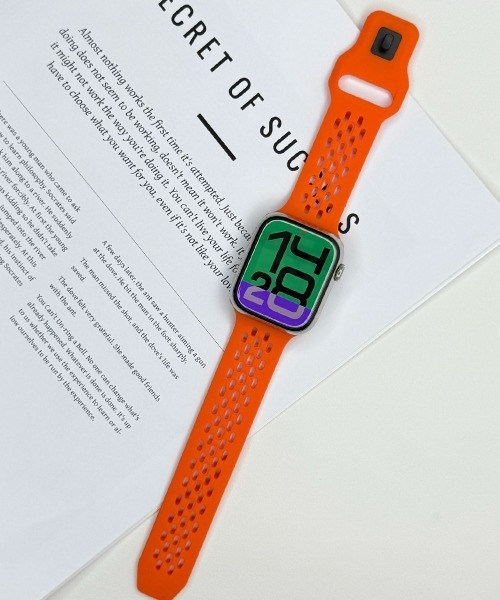 Fun & Daily(ファンアンドデイリー)の「Silicon Apple Watch Sports Band : アップルウォッチバンド(デジタル腕時計・レディース・オレンジ/レッド/ブラック/ネイビー/グレー/ライトベージュ/グリーン/ホワイト・B/A)」の11枚目の写真