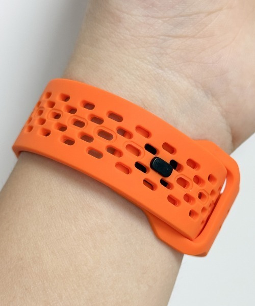Fun & Daily(ファンアンドデイリー)の「Silicon Apple Watch Sports Band : アップルウォッチバンド(デジタル腕時計・レディース・オレンジ/レッド/ブラック/ネイビー/グレー/ライトベージュ/グリーン/ホワイト・B/A)」の14枚目の写真