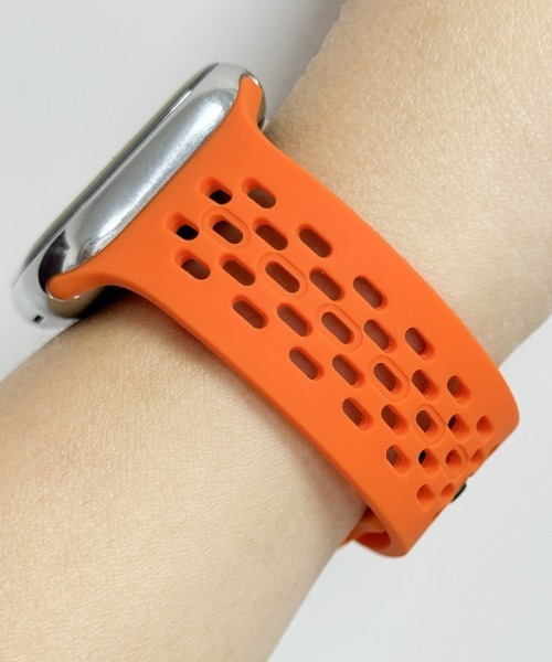 Fun & Daily(ファンアンドデイリー)の「Silicon Apple Watch Sports Band : アップルウォッチバンド(デジタル腕時計・レディース・オレンジ/レッド/ブラック/ネイビー/グレー/ライトベージュ/グリーン/ホワイト・B/A)」の13枚目の写真
