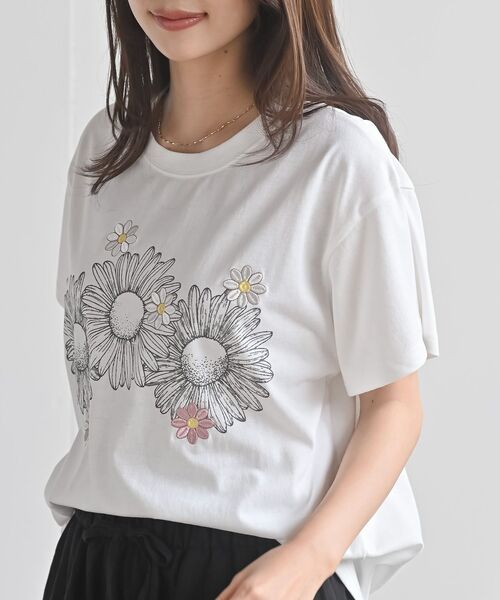 rps(アールピーエス)の「フラワー刺繍&プリントBIGT(Tシャツ/カットソー・レディース・オートミール/ブラック/オフホワイト・フリー)」の3枚目の写真