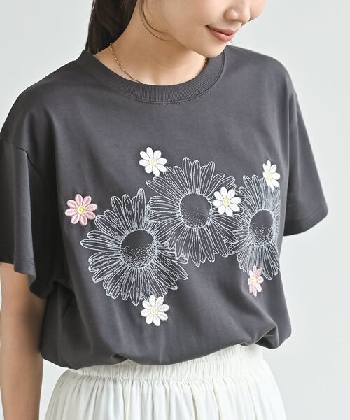 rps(アールピーエス)の「フラワー刺繍&プリントBIGT(Tシャツ/カットソー・レディース・オートミール/ブラック/オフホワイト・フリー)」の1枚目の写真