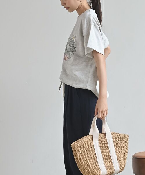 rps(アールピーエス)の「フラワー刺繍&プリントBIGT(Tシャツ/カットソー・レディース・オートミール/ブラック/オフホワイト・フリー)」の17枚目の写真