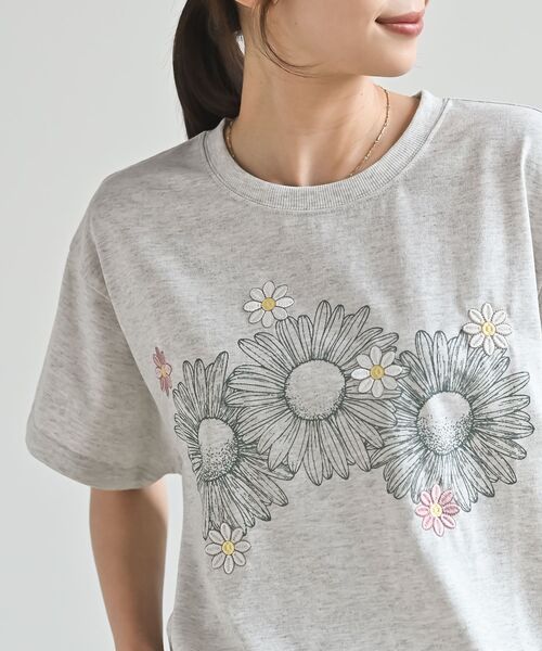 rps(アールピーエス)の「フラワー刺繍&プリントBIGT(Tシャツ/カットソー・レディース・オートミール/ブラック/オフホワイト・フリー)」の14枚目の写真