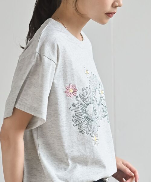 rps(アールピーエス)の「フラワー刺繍&プリントBIGT(Tシャツ/カットソー・レディース・オートミール/ブラック/オフホワイト・フリー)」の13枚目の写真