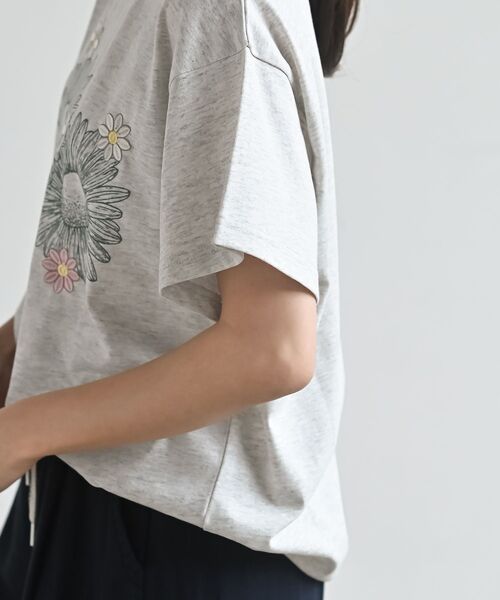 rps(アールピーエス)の「フラワー刺繍&プリントBIGT(Tシャツ/カットソー・レディース・オートミール/ブラック/オフホワイト・フリー)」の11枚目の写真