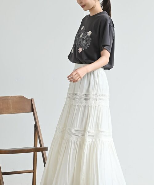 rps(アールピーエス)の「フラワー刺繍&プリントBIGT(Tシャツ/カットソー・レディース・オートミール/ブラック/オフホワイト・フリー)」の9枚目の写真