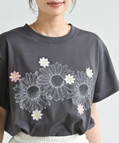 rps(アールピーエス)の「フラワー刺繍&プリントBIGT(Tシャツ/カットソー・レディース・オートミール/ブラック/オフホワイト・フリー)」の6枚目の写真