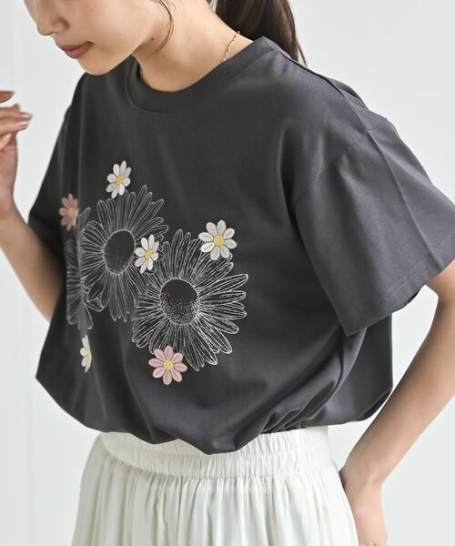 rps(アールピーエス)の「フラワー刺繍&プリントBIGT(Tシャツ/カットソー・レディース・オートミール/ブラック/オフホワイト・フリー)」の5枚目の写真