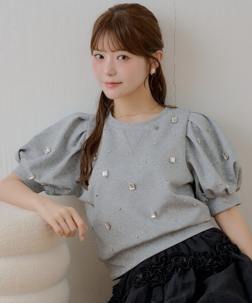 Chico(チコ)の「【SALON by Chico】パフ袖ランダムビジュースウェット(Tシャツ/カットソー・レディース・ホワイト/グレー/ブラック・FREE)」の1枚目の写真