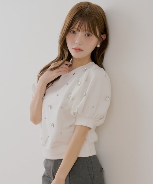 Chico(チコ)の「【SALON by Chico】パフ袖ランダムビジュースウェット(Tシャツ/カットソー・レディース・ホワイト/グレー/ブラック・FREE)」の2枚目の写真