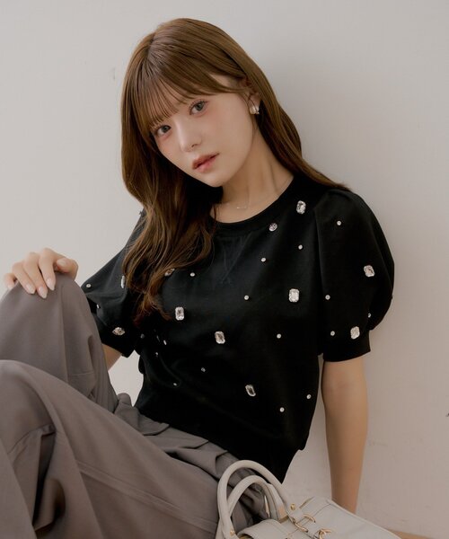Chico(チコ)の「【SALON by Chico】パフ袖ランダムビジュースウェット(Tシャツ/カットソー・レディース・ホワイト/グレー/ブラック・FREE)」の3枚目の写真