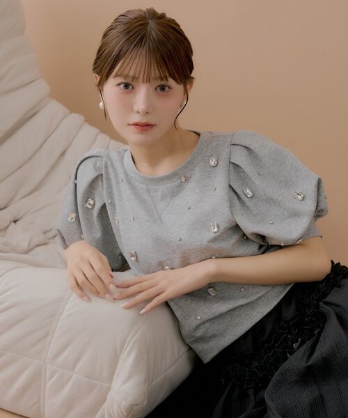 Chico(チコ)の「【SALON by Chico】パフ袖ランダムビジュースウェット(Tシャツ/カットソー・レディース・ホワイト/グレー/ブラック・FREE)」の4枚目の写真