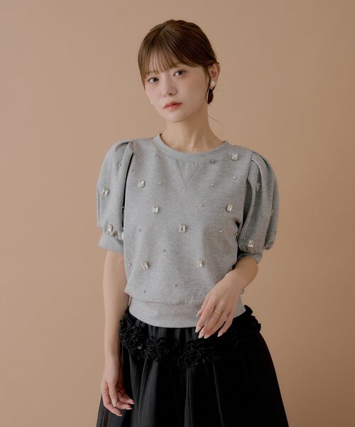 Chico(チコ)の「【SALON by Chico】パフ袖ランダムビジュースウェット(Tシャツ/カットソー・レディース・ホワイト/グレー/ブラック・FREE)」の5枚目の写真