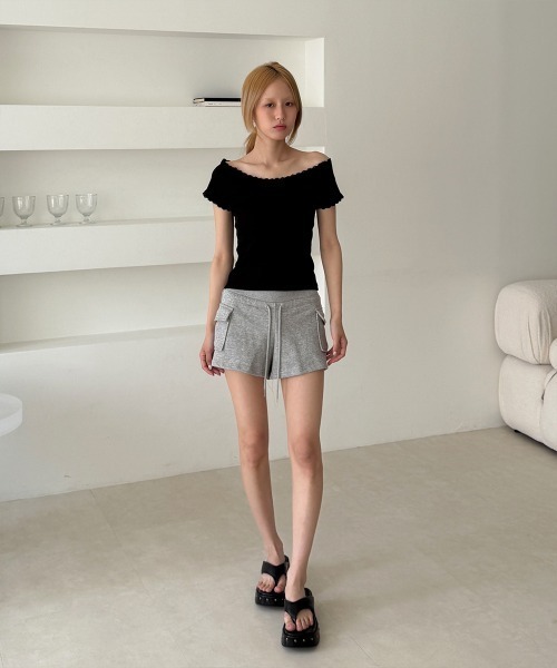 4INT.(フォイント)の「アシメ レース オフショルダー 2way クロップド 半袖 Tシャツ(Tシャツ/カットソー・レディース・ブラック/ホワイト・FREE)」の3枚目の写真