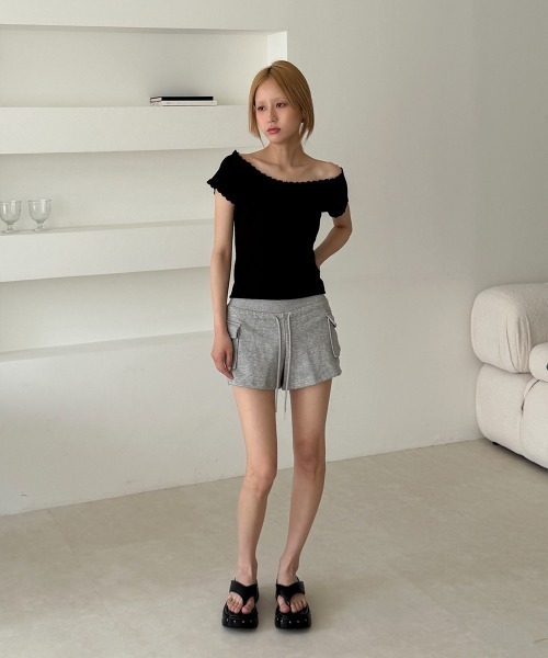 4INT.(フォイント)の「アシメ レース オフショルダー 2way クロップド 半袖 Tシャツ(Tシャツ/カットソー・レディース・ブラック/ホワイト・FREE)」の4枚目の写真