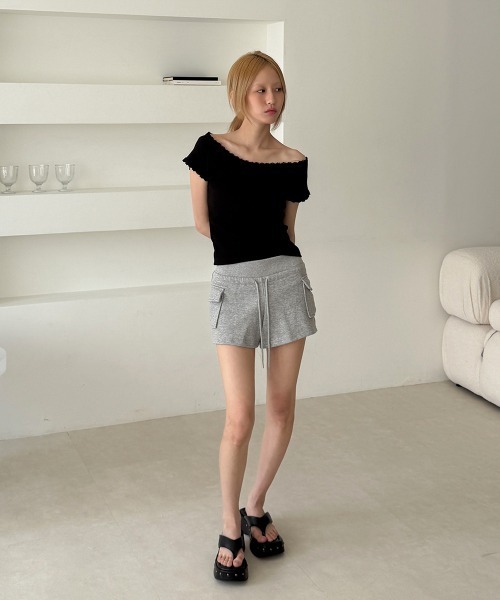 4INT.(フォイント)の「アシメ レース オフショルダー 2way クロップド 半袖 Tシャツ(Tシャツ/カットソー・レディース・ブラック/ホワイト・FREE)」の5枚目の写真