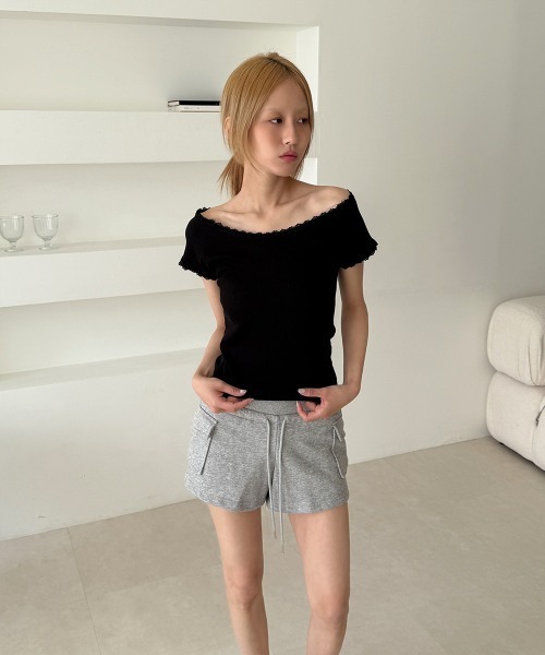 4INT.(フォイント)の「アシメ レース オフショルダー 2way クロップド 半袖 Tシャツ(Tシャツ/カットソー・レディース・ブラック/ホワイト・FREE)」の6枚目の写真