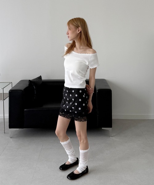 4INT.(フォイント)の「アシメ レース オフショルダー 2way クロップド 半袖 Tシャツ(Tシャツ/カットソー・レディース・ブラック/ホワイト・FREE)」の16枚目の写真