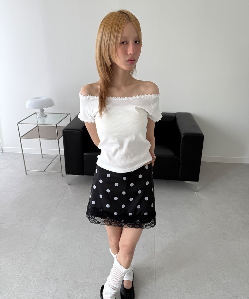 4INT.(フォイント)の「アシメ レース オフショルダー 2way クロップド 半袖 Tシャツ(Tシャツ/カットソー・レディース・ブラック/ホワイト・FREE)」の17枚目の写真