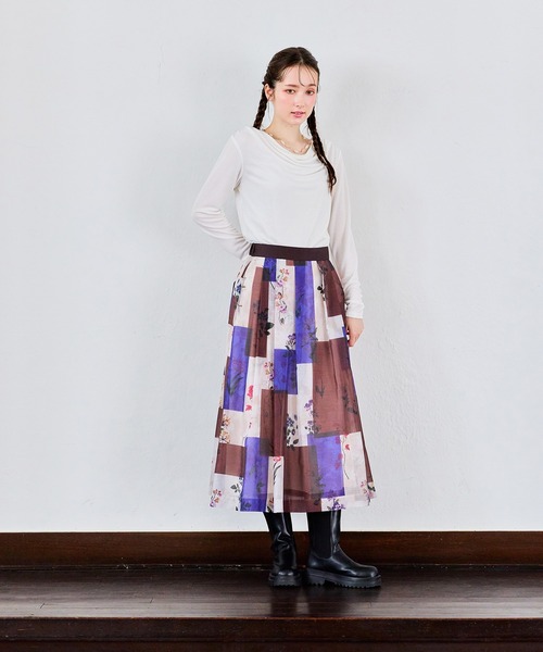Audie a Muses(オーディアミューズ)の「胸元ドレープカットソー(Tシャツ/カットソー・レディース・グレー/ブラック/オフホワイト・42/38)」の1枚目の写真