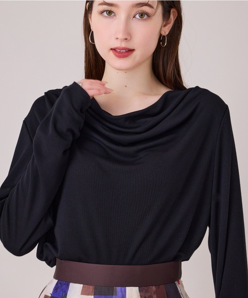 Audie a Muses(オーディアミューズ)の「胸元ドレープカットソー(Tシャツ/カットソー・レディース・グレー/ブラック/オフホワイト・42/38)」の2枚目の写真