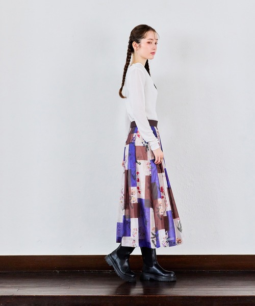 Audie a Muses(オーディアミューズ)の「胸元ドレープカットソー(Tシャツ/カットソー・レディース・グレー/ブラック/オフホワイト・42/38)」の21枚目の写真