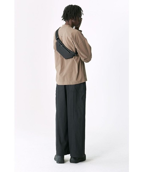 Cote&Ciel(コートエシエル)の「【cote&ciel/コートエシエル】 Isarau XS Sleek Black / ショルダーバッグ(ボディバッグ/ウエストポーチ・メンズ・ブラック・FREE)」の2枚目の写真