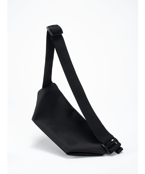 Cote&Ciel(コートエシエル)の「【cote&ciel/コートエシエル】 Isarau XS Sleek Black / ショルダーバッグ(ボディバッグ/ウエストポーチ・メンズ・ブラック・FREE)」の4枚目の写真