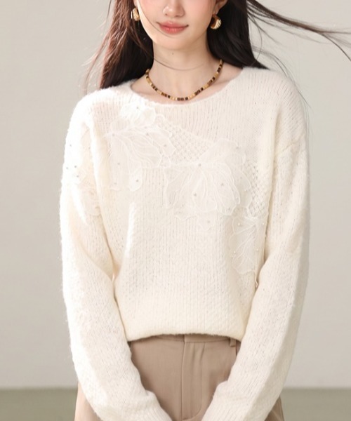 LUCPY(ラクピー)の「ケーブル編みクルーネックニットプルオーバー(その他トップス・レディース・ホワイト・LARGE/MEDIUM/SMALL)」の5枚目の写真