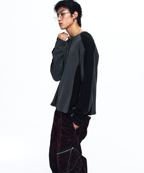 RSSC(アールエスエスシー)の「CUTLINE WAFFLE HENLEY LONG SLEEVE - CHARCOAL(Tシャツ/カットソー・レディース・その他・1/2)」の2枚目の写真