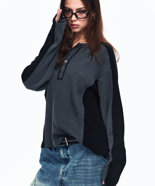 RSSC(アールエスエスシー)の「CUTLINE WAFFLE HENLEY LONG SLEEVE - CHARCOAL(Tシャツ/カットソー・レディース・その他・1/2)」の4枚目の写真