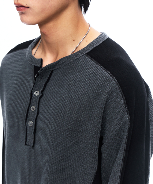 RSSC(アールエスエスシー)の「CUTLINE WAFFLE HENLEY LONG SLEEVE - CHARCOAL(Tシャツ/カットソー・レディース・その他・1/2)」の7枚目の写真