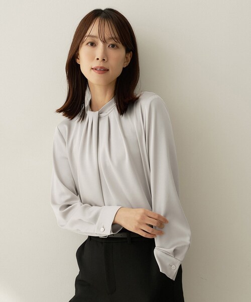 UNTITLED(アンタイトル)の「【スーツインナー】サテンデザインブラウス(シャツ/ブラウス・レディース・ライトグレー系9/ネイビー/オフホワイト・50/48/46/44/04/03/02/01/00)」の2枚目の写真