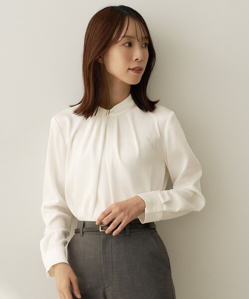 UNTITLED(アンタイトル)の「【スーツインナー】サテンデザインブラウス(シャツ/ブラウス・レディース・ライトグレー系9/ネイビー/オフホワイト・50/48/46/44/04/03/02/01/00)」の7枚目の写真