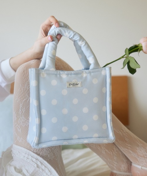 Cath Kidston(キャスキッドソン)の「スモールパフバッグ(トートバッグ・レディース・アイボリー/ネイビー/サックスブルー・FREE)」の3枚目の写真