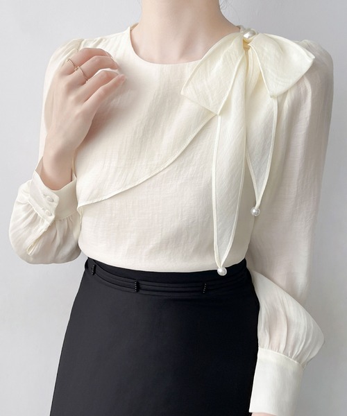 2ly2（トゥーリートゥー）の「パールリボン ラッフルデザイン 長袖ブラウス（シャツ/ブラウス・レディース・アイボリー・FREE）」の3枚目の写真