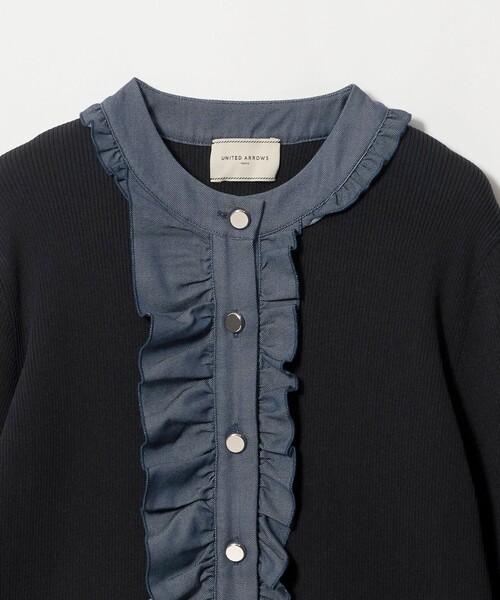 UNITED ARROWS(ユナイテッドアローズ)の「デニムライク フリル カーディガン ‐ウォッシャブル‐(カーディガン/ボレロ・レディース・ブラック/ネイビー・FREE)」の16枚目の写真