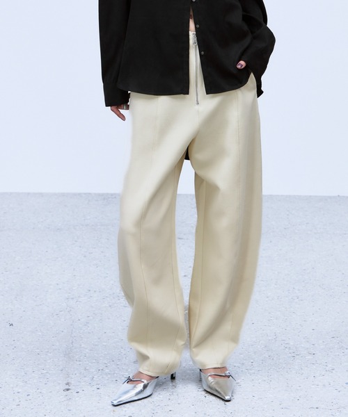 THINGS THAT MATTER(シングス ザット マター)の「BONDED CURVED SILHOUETTE PANTS / ボンデッド カーブド シルエット パンツ(その他パンツ・レディース・アイボリー/グレー/ブラック・2/1)」の2枚目の写真