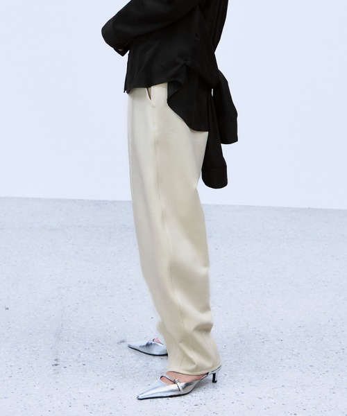THINGS THAT MATTER(シングス ザット マター)の「BONDED CURVED SILHOUETTE PANTS / ボンデッド カーブド シルエット パンツ(その他パンツ・レディース・アイボリー/グレー/ブラック・2/1)」の14枚目の写真