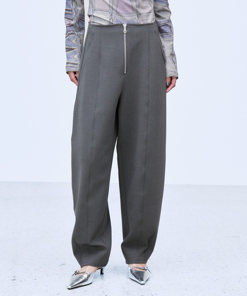 THINGS THAT MATTER(シングス ザット マター)の「BONDED CURVED SILHOUETTE PANTS / ボンデッド カーブド シルエット パンツ(その他パンツ・レディース・アイボリー/グレー/ブラック・2/1)」の4枚目の写真