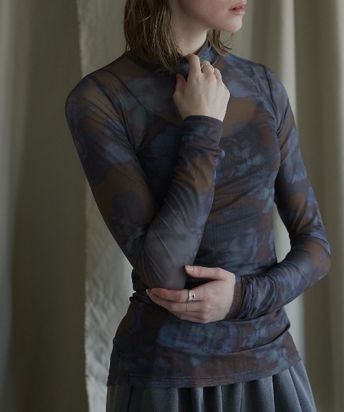 W:Huku(フーク)の「【ストレッチメッシュ】ハイネック プリント トップス / Stretch Mesh High-Neck Printed Top(Tシャツ/カットソー・レディース・ブラウン/ブラック・FREE)」の2枚目の写真