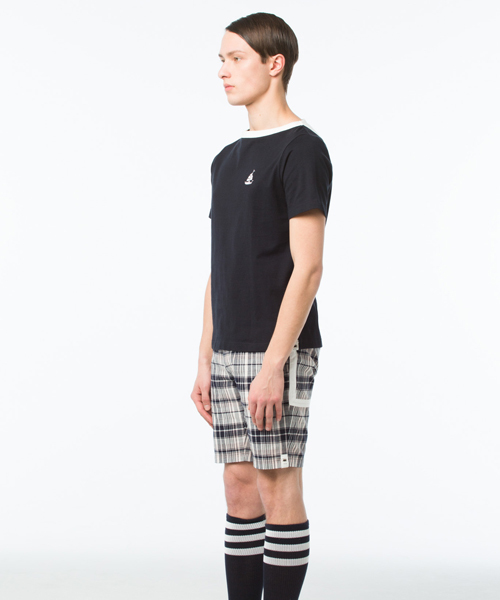 koe×THOM BROWNE（コエトムブラウン）の「[koe×THOM BROWNE]MENS BOATNECK TEE（Tシャツ/カットソー・メンズ・ネイビー・MEDIUM/SMALL/LARGE）」の2枚目の写真