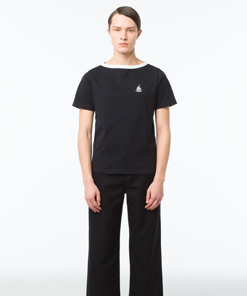 koe×THOM BROWNE（コエトムブラウン）の「[koe×THOM BROWNE]MENS BOATNECK TEE（Tシャツ/カットソー・メンズ・ネイビー・MEDIUM/SMALL/LARGE）」の7枚目の写真