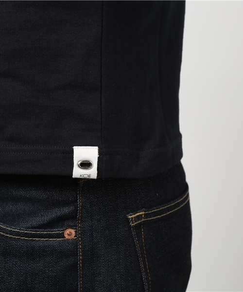 koe×THOM BROWNE（コエトムブラウン）の「[koe×THOM BROWNE]MENS BOATNECK TEE（Tシャツ/カットソー・メンズ・ネイビー・MEDIUM/SMALL/LARGE）」の6枚目の写真