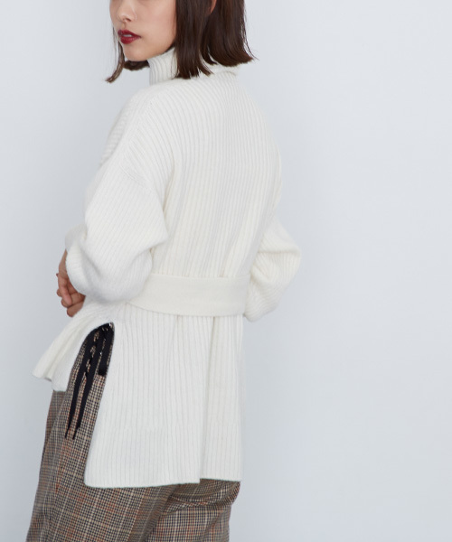 STUDIOUS（ステュディオス）の「2WAYベルトタートルニット（ニット/セーター・レディース・グレー/オフホワイト/ネイビー・FREE）」の2枚目の写真