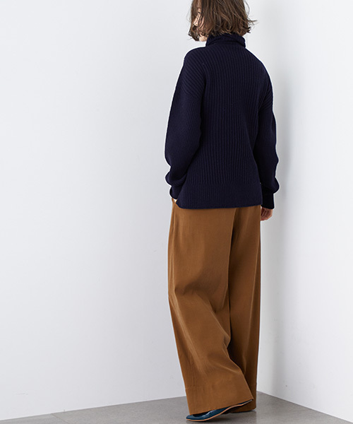 STUDIOUS（ステュディオス）の「2WAYベルトタートルニット（ニット/セーター・レディース・グレー/オフホワイト/ネイビー・FREE）」の9枚目の写真