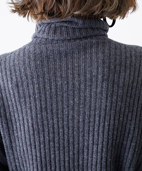 STUDIOUS（ステュディオス）の「2WAYベルトタートルニット（ニット/セーター・レディース・グレー/オフホワイト/ネイビー・FREE）」の20枚目の写真