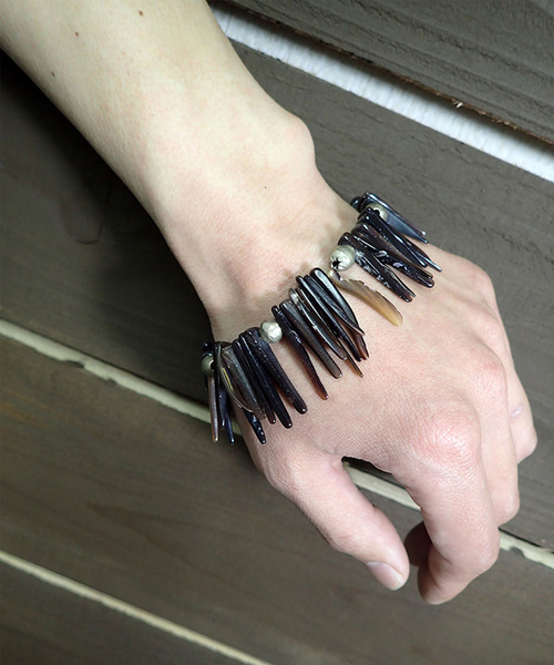 GARA（ガラ）の「GARA:SHELL HORN BRACELET（ブレスレット・メンズ・ホワイト/ブラウン・MEDIUM/LARGE）」の2枚目の写真