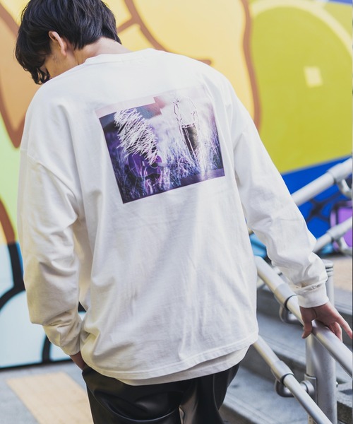 Rocky Monroe（ロッキーモンロー）の「オーバーサイズ グラフィックフォトプリント ロンT（Tシャツ/カットソー・メンズ・パープル系その他2/ベージュ系その他/グリーン系その他/パープル系その他/オフホワイト/パープル/グレイッシュベージュ/ブルー系その他2/グレー系その他/サックスブルー/グリーン/ホワイト系その他/ベージュ系その他2/グリーン系その他2/ホワイト系その他2/ブラック系その他2/ブルー系その他/ブラック・M/S/L）」の3枚目の写真