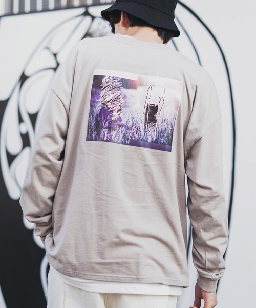 Rocky Monroe（ロッキーモンロー）の「オーバーサイズ グラフィックフォトプリント ロンT（Tシャツ/カットソー・メンズ・パープル系その他2/ベージュ系その他/グリーン系その他/パープル系その他/オフホワイト/パープル/グレイッシュベージュ/ブルー系その他2/グレー系その他/サックスブルー/グリーン/ホワイト系その他/ベージュ系その他2/グリーン系その他2/ホワイト系その他2/ブラック系その他2/ブルー系その他/ブラック・M/S/L）」の8枚目の写真